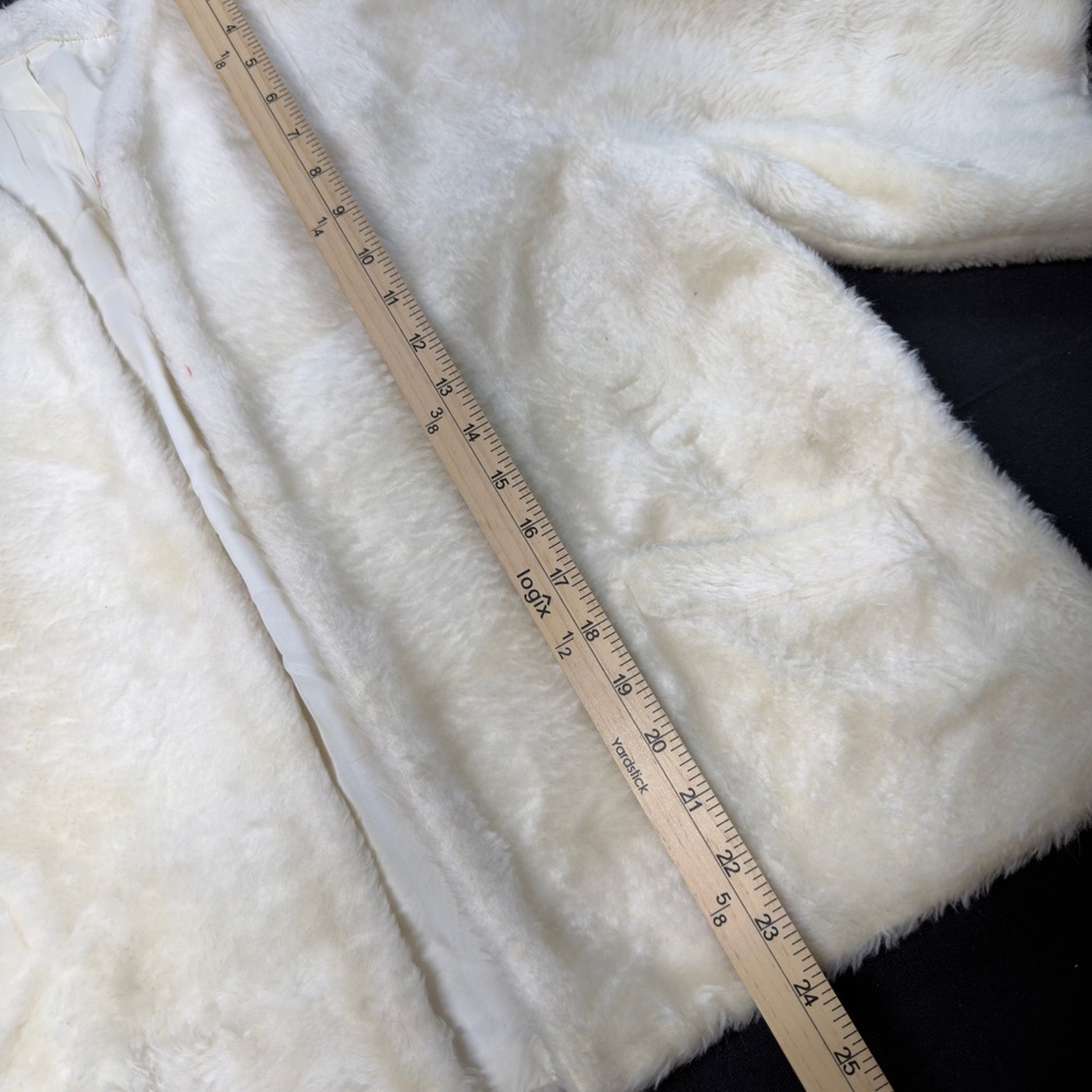 ⭐️Cream White Faux Fur Short Sleeve Jacket Size ? Brand ? Soft Plush Jacket Coat - Picture 5 of 9
